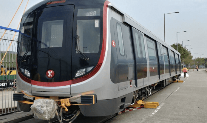 港鐵市區綫最新列車到港　青島組裝外國零件
