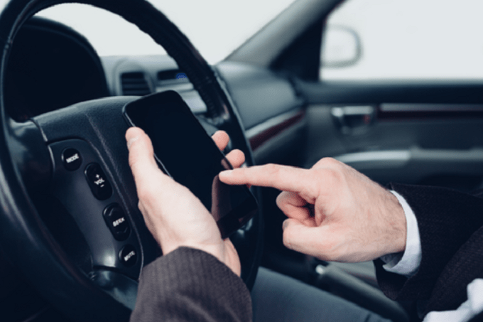 法國新法例  完全嚴禁司機在車廂內使用手機