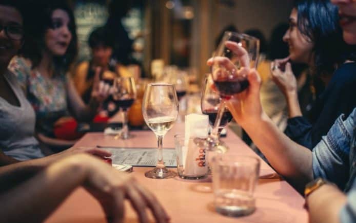 手機 App 搵餐廳  助食客靜靜地享用晚餐