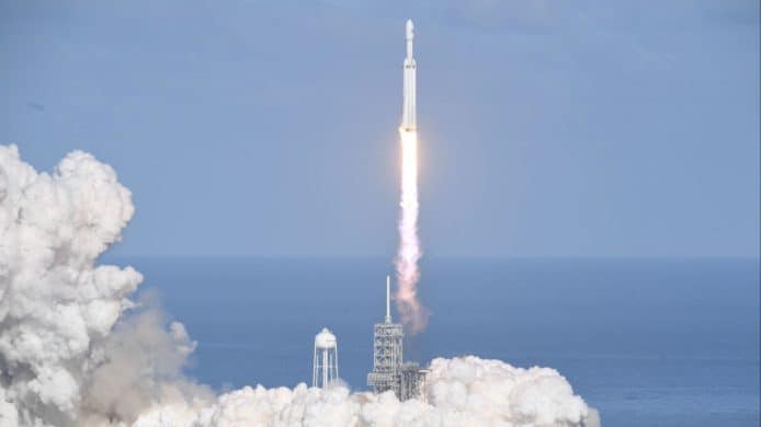 【有片睇】 Falcon Heavy 正式升空　Tesla 跑車衝向火星軌道