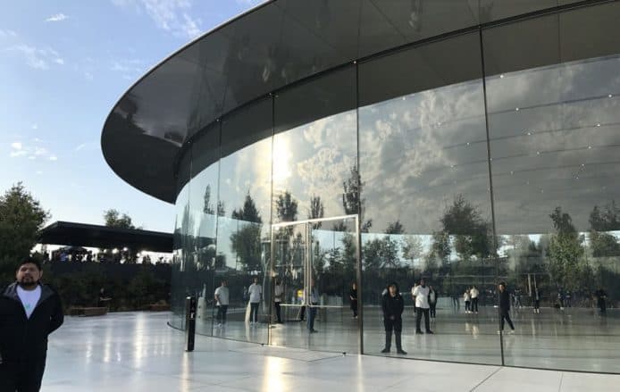 Apple 新總部玻璃幕牆太透明  員工撞牆意外頻生
