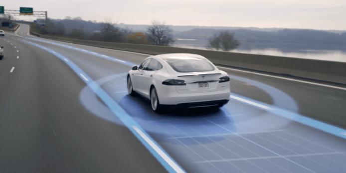 Elon Musk：Tesla 全自動駕駛預計 18 個月內面世