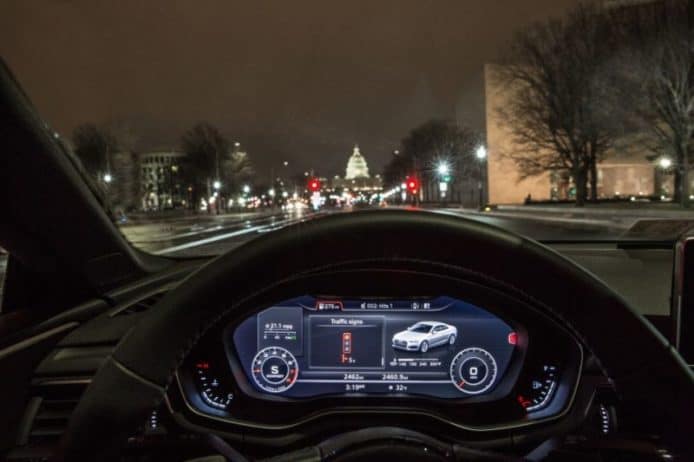 Audi V2I 聯網系統　儀錶板顯示交通燈、即時路面情況