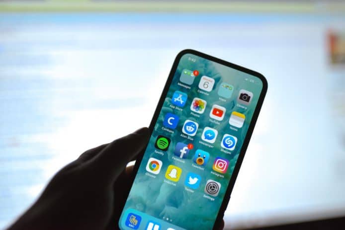 韓國業界指新版 iPhone 或去除「M字額」
