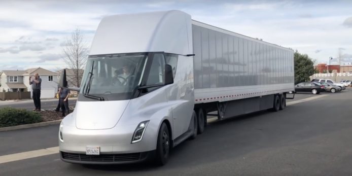 Tesla Semi 拖頭車測試片曝光　超靜加速＋流暢切線