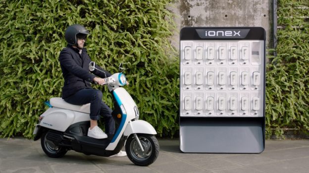 台灣光陽 Ionex 電動電單車　內置電+可換電並用