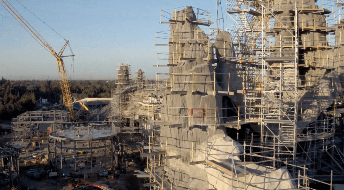 航拍機帶你看 Star Wars: Galaxy’s Edge 迪士尼星戰園區興建中畫面