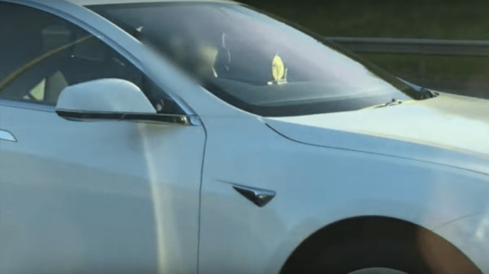 坐在乘客位危險「駕駛」   英國 Tesla 司機禁上公路 18 個月
