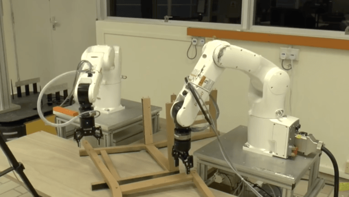 人工智能機械手 20 分鐘嵌好 IKEA 椅子