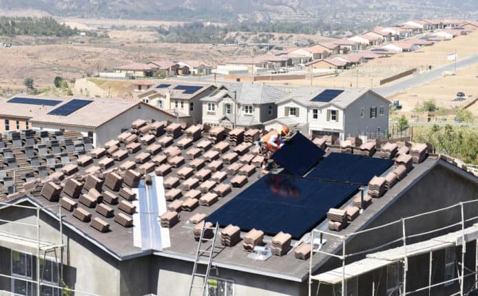 大力推動潔淨能源  加州立法新屋需配備太陽能板