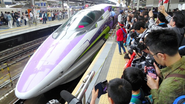 【有片睇】日本 EVA 新幹線結束運行　1,200 名支持者目送最後一程
