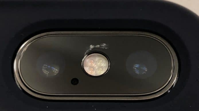iPhone X 用戶報告：後置相機鏡頭玻璃易割花、爆裂
