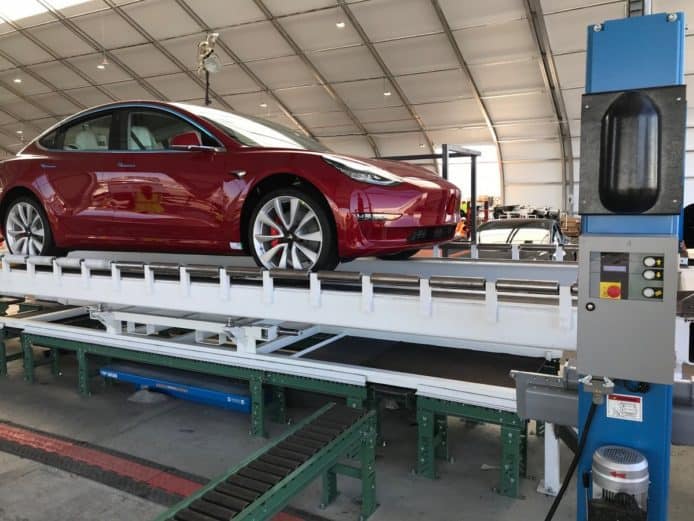 追趕 Model 3 生產進度  Tesla 在帳篷內裝嵌汽車