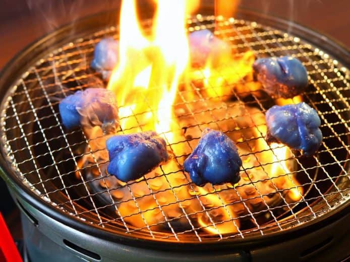 世界盃熱潮席捲日本燒肉店　藍色燒肉撐國家隊
