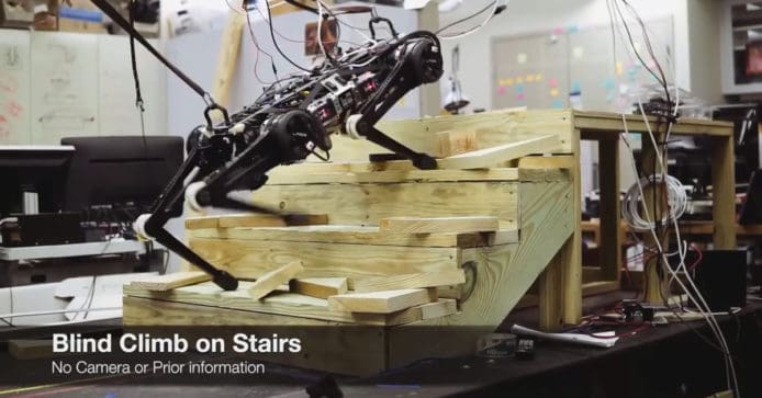 【有片睇】麻省理工 Cheetah 3 機械人靈活爬樓梯　不靠視像系統靠觸感