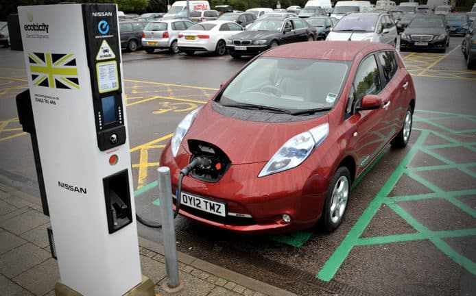 英國要求新屋需配備電動車充電器