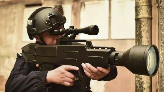 中國研發雷射步槍面世　可手持使用射程達 800 米