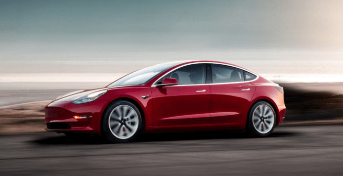 Tesla 發佈 Model 3 Performance 第一條試車影片