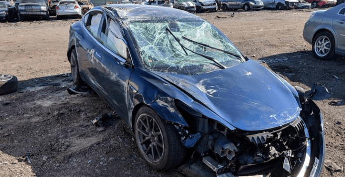 交通意外 Tesla Model 3 路上翻滾　乘客只受輕傷讚防護性能佳