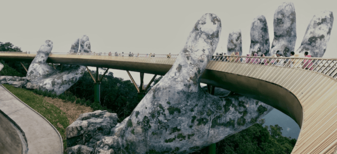 【有片睇】越南打卡新景點　雙手捧起的擎天天橋