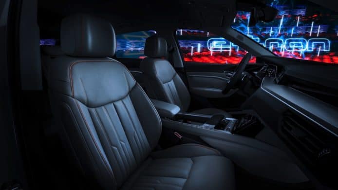 Audi 首部電動 SUV 內裝亮相　OLED 屏幕取代倒後鏡！