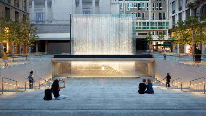 Apple 意大利米蘭新店開幕　以玻璃噴泉作幕牆