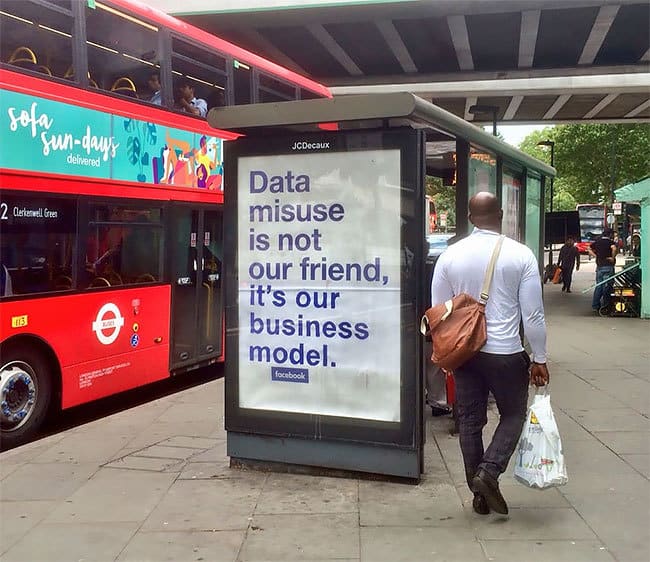街頭藝術家製作巴士站廣告   揶揄 Facebook 侵犯用戶私隱
