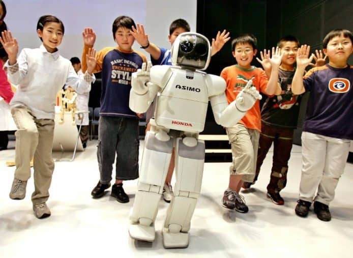 日本引進 500 個機械人   明年起以 AI 教學生英文