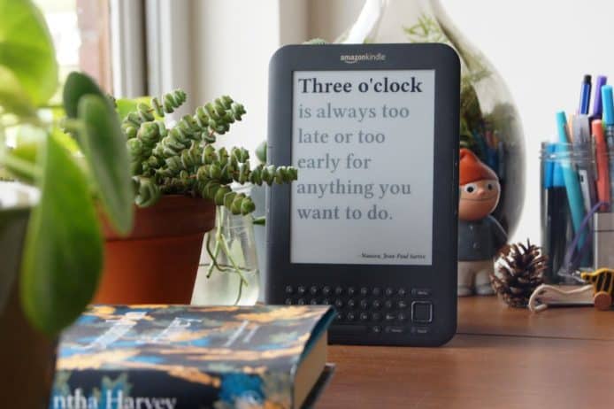 舊款 Kindle 電子書變身實用電子鐘
