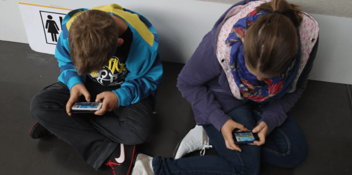 法國議會通過 : 禁止學生在校園使用智能手機