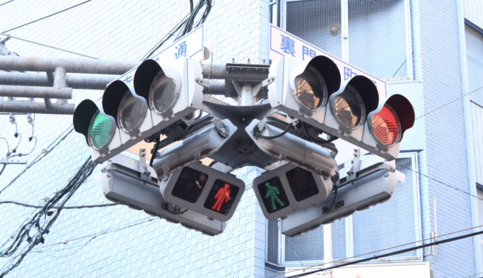 日本慳柱交通燈　一個基盤有齊十字路口 4 邊交通燈與行人過路燈