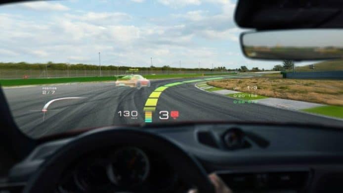 WayRay 開發 AR 顯示擋風玻璃　同鬼車練習計時