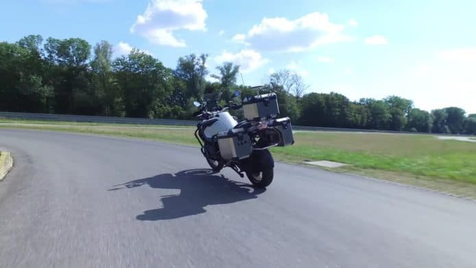 BMW 研發自動駕駛電單車   提升道路安全