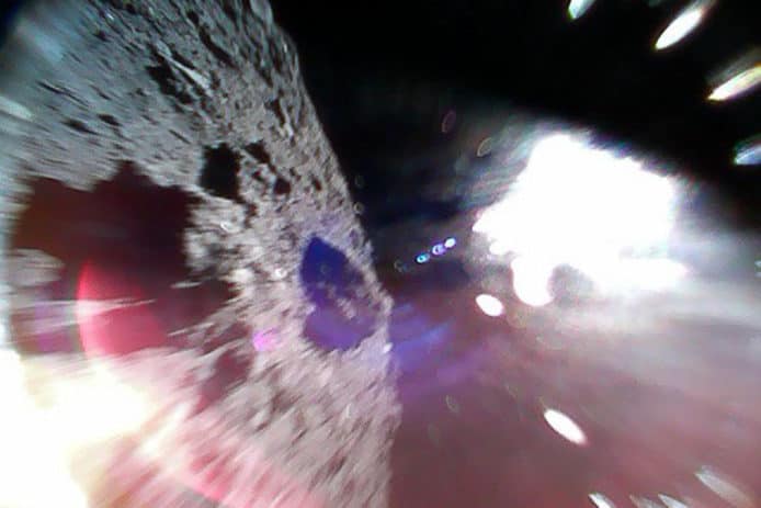 日本探測器「隼鳥2號」登陸「龍宮」小行星　傳回著陸相片