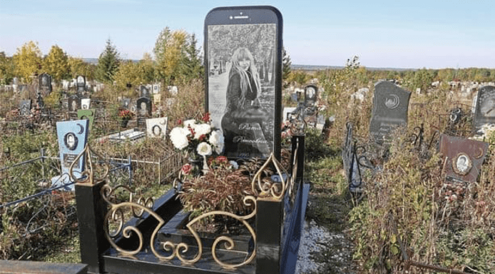 【有片睇】愛女生前喜愛手機自拍　俄父豎巨大 iPhone 墓碑悼念