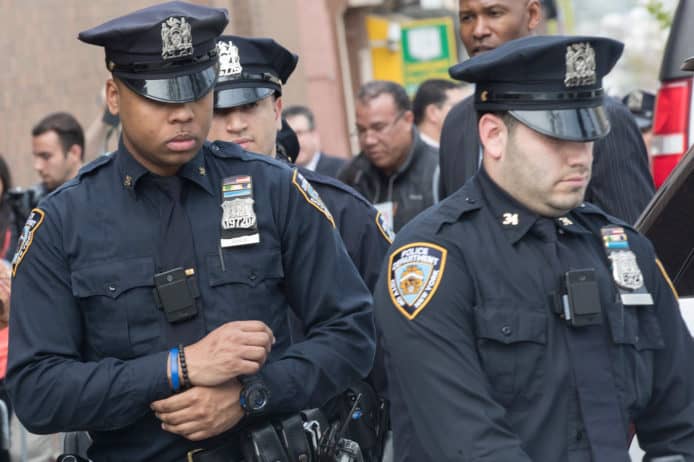隨身記錄相機執勤時冒煙起火   紐約警方即時停用
