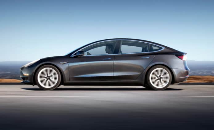 Tesla Model 3 產量突破 10 萬部大關