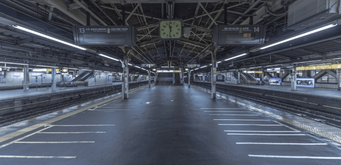 展現無人的新宿車站　攝影師颱風下捕捉世紀末日感照片