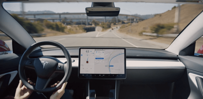 【有片睇】Tesla「自動輔助駕駛導航」功能開放　進出公路只需確認切線