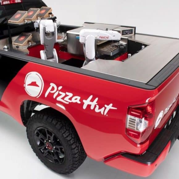 配備廚師機械人   Pizza Hut x Toyota 氫燃料薄餅速遞車