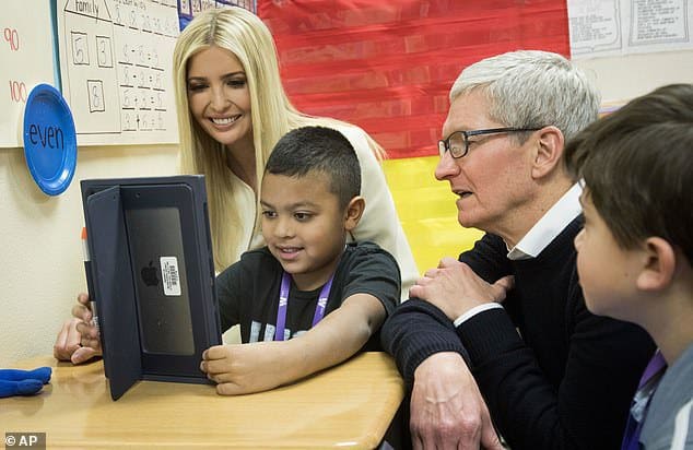 Apple 向學校捐贈 iPad   反被學生抗議破壞師生互動
