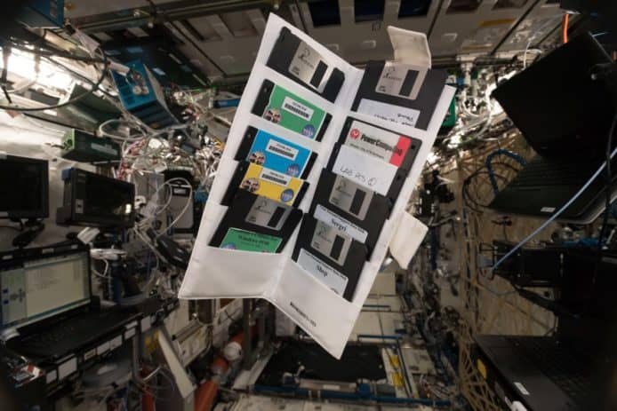 國際太空站 20 週年　18 年未開過儲物櫃發現古董磁碟