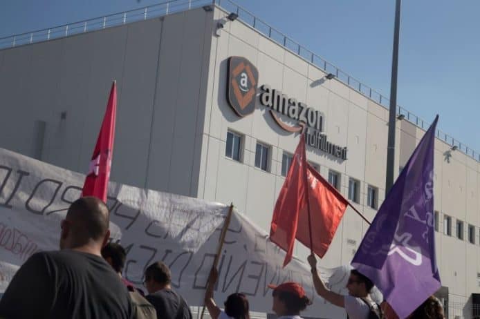 歐洲亞馬遜員工抗議工作條件差　英工會：我們不是機械人