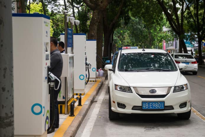 深圳鼓勵使用純電動車   燃油出租車明年退出市場