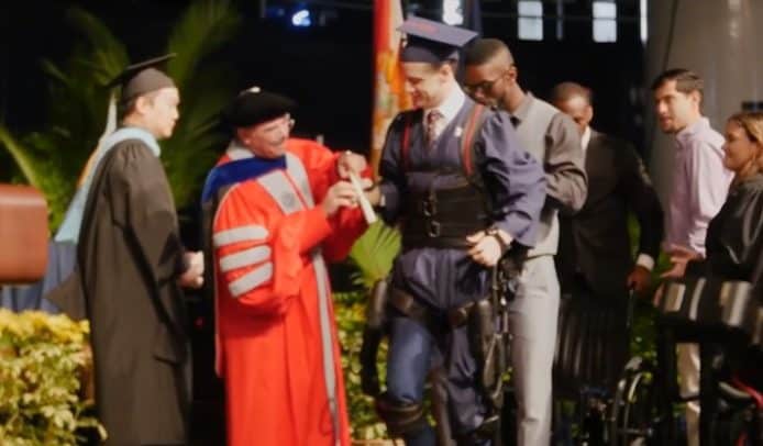 四肢癱瘓大學生   憑外骨骼步行領取畢業證書
