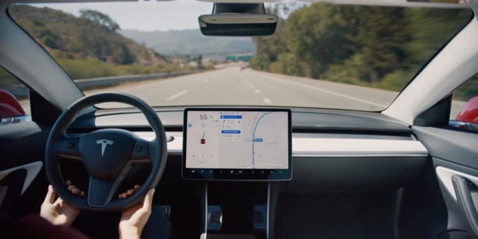 Tesla Autopilot 再進化   將支援交通燈迴旋處