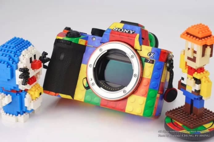 Sony 無反變 LEGO 相機？　相機保護貼極具特色