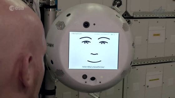 【有片睇】太空站 AI 機械人開工　同太空人交談、協助進行實驗