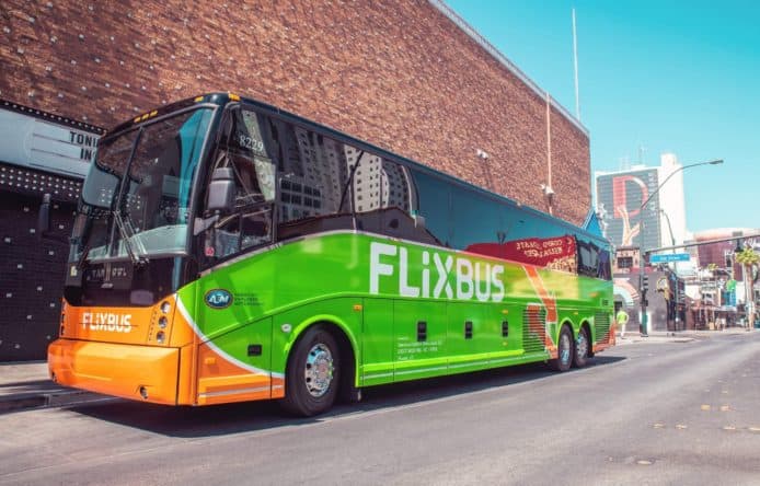 Flixbus 跨境長途巴士   提供 VR 眼罩供乘客解悶