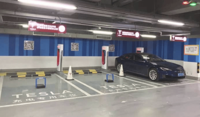 中國 Tesla 新招防霸佔充電器　車主需 QR Code 解鎖車位